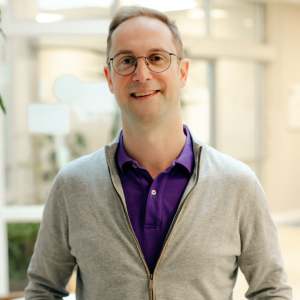 Benjamin Litzmann lächelt in die Kamera.