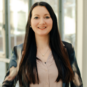 Carina Lentz lächelt in die Kamera.