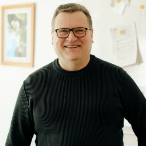 Thorsten Goetzie lächelt in die Kamera.