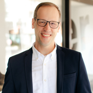 Marc Wolter lächelt in die Kamera.