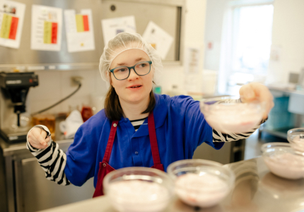 Frau serviert ein Dessert im Schälchen