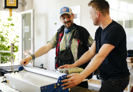 Zwei Männer arbeiten in der Montage